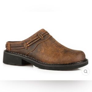 Women’s Roper Crazy Horse Laces mules 8
Round toes. Like new.